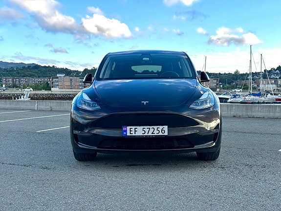 Tesla Model Y 4 of 5