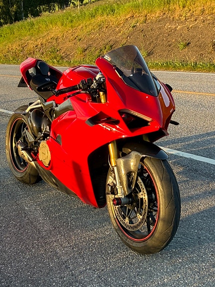 Ducati Panigale V4 S + Akrapovic + fulle ekstrautstyr 3 of 5
