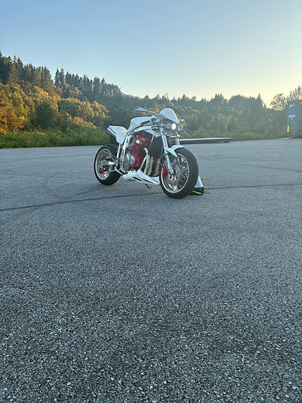 Suzuki GSX-R 1100 3 of 5