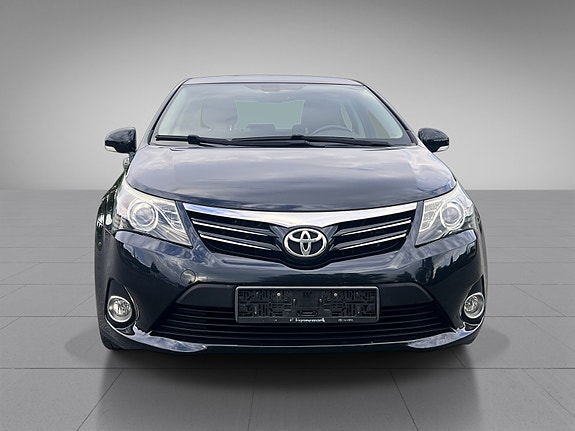 Toyota Avensis 2 of 5