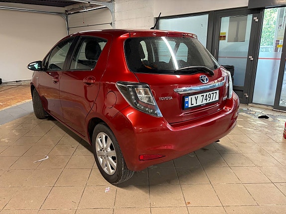 Toyota Yaris 3 of 5