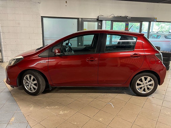 Toyota Yaris 2 of 5