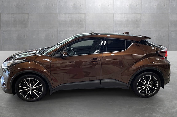 Toyota C-HR 2 of 5