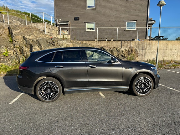 Mercedes-Benz EQC400 2 of 5