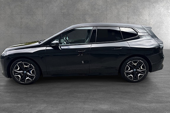 BMW iX 8 of 30
