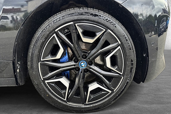 BMW iX 11 of 30
