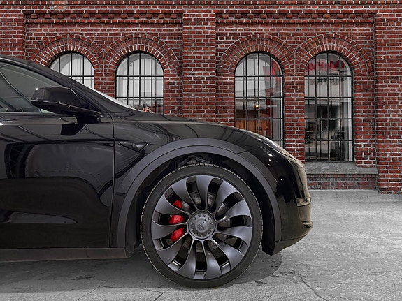 Tesla Model Y 5 of 5
