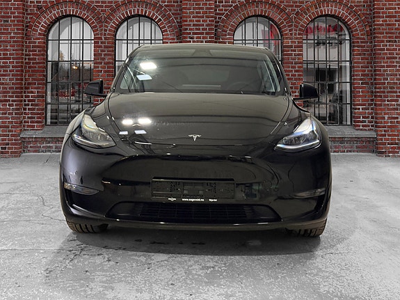 Tesla Model Y 4 of 5