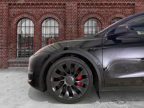 Tesla Model Y 3 of 5