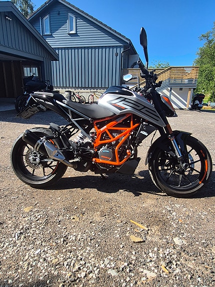 KTM 125 Duke 2 of 9