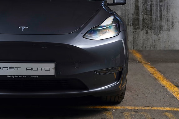 Tesla Model Y 4 of 5