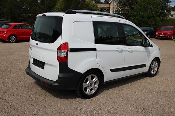 Ford Transit Courier 4 of 5