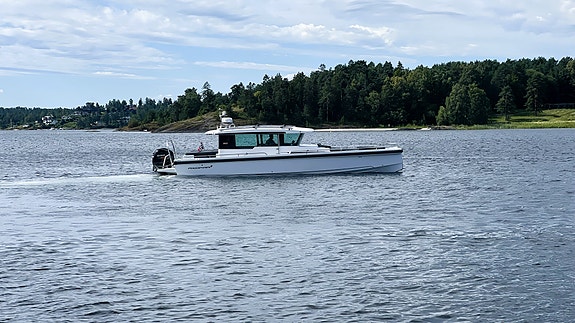 GODT UTSTYRT: Axopar 37 Cabin - Radar -Vannskibøyle - Rails på tak: GI BUD!! 5 of 30