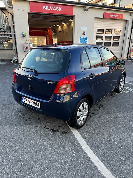 Toyota Yaris 2 of 5