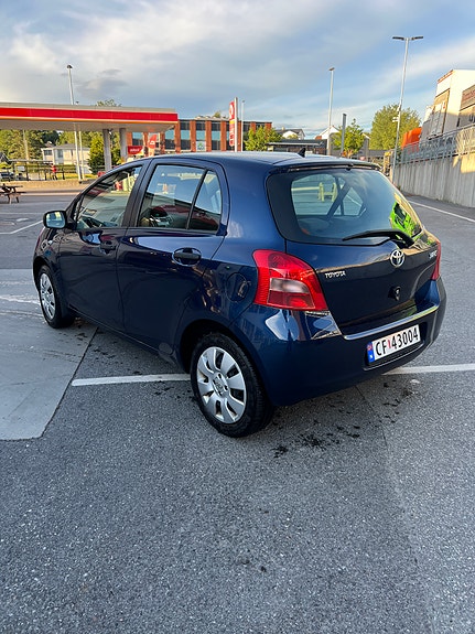 Toyota Yaris 3 of 5