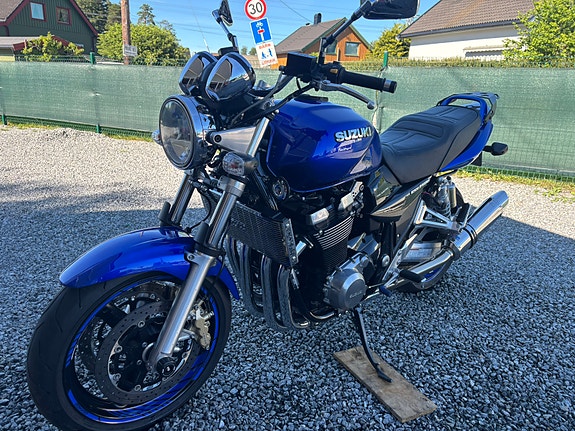 Suzuki GSX 1400 6 of 27
