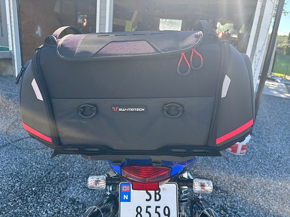 Suzuki GSX 1400 9 of 27