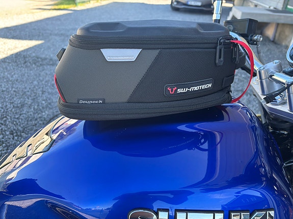 Suzuki GSX 1400 8 of 27