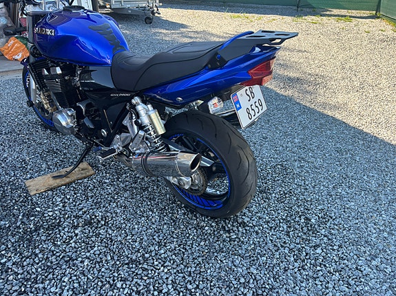 Suzuki GSX 1400 4 of 27