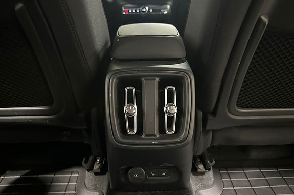 Volvo XC40 17 of 24