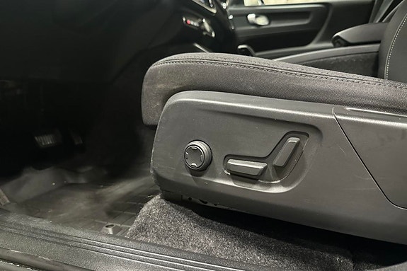Volvo XC40 7 of 24