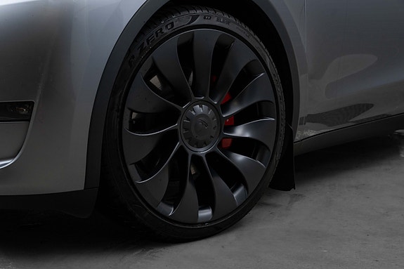 Tesla Model Y 3 of 5