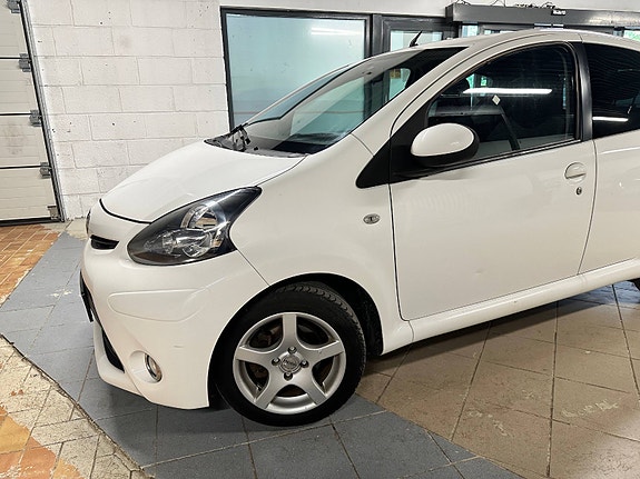 Toyota Aygo 2 of 5