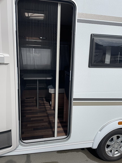 Weinsberg Caraone 420 QD // NESTEN NY CAMPINGVOGN (2024/2025) – TEMPO 100 | SOLCELLE | MARKISE 3 of 5