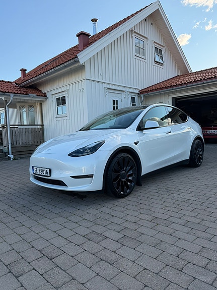 Tesla Model Y 3 of 5