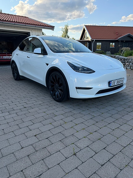Tesla Model Y 4 of 5