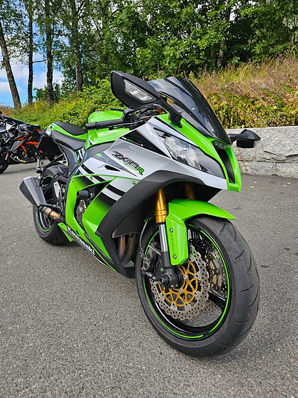 Kawasaki Ninja ZX-10R 2 of 10