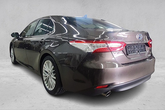 Toyota Camry 3 of 5