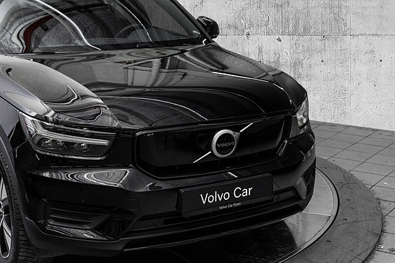 Volvo XC40 2 of 5
