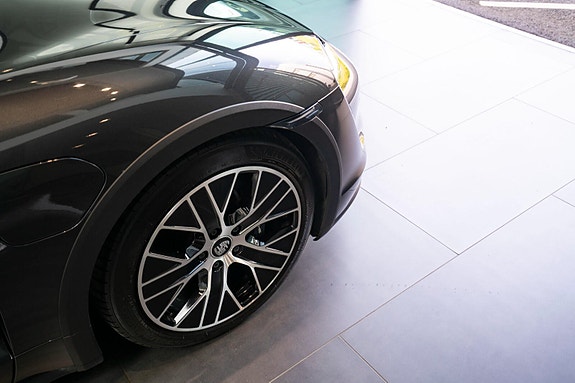 Porsche Taycan Cross Turismo 3 of 5