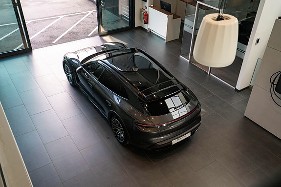 Porsche Taycan Cross Turismo 2 of 5