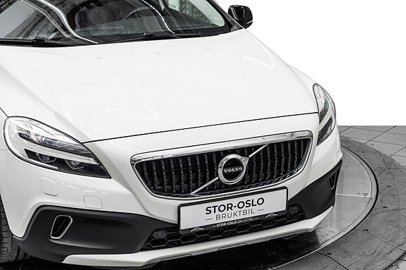 Volvo V40 Cross Country 2 of 5