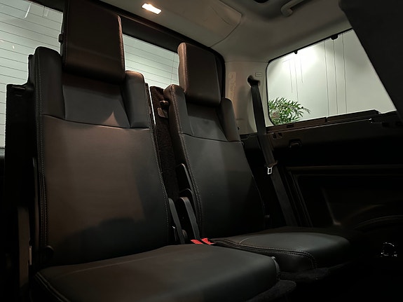 Land Rover Discovery 16 of 30