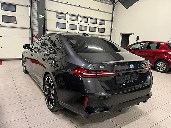 BMW i5 4 of 5
