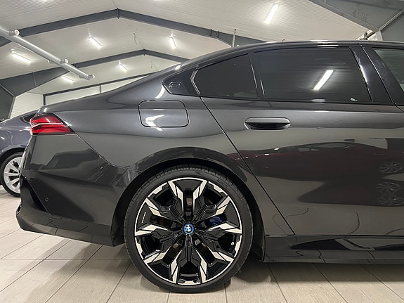 BMW i5 10 of 30
