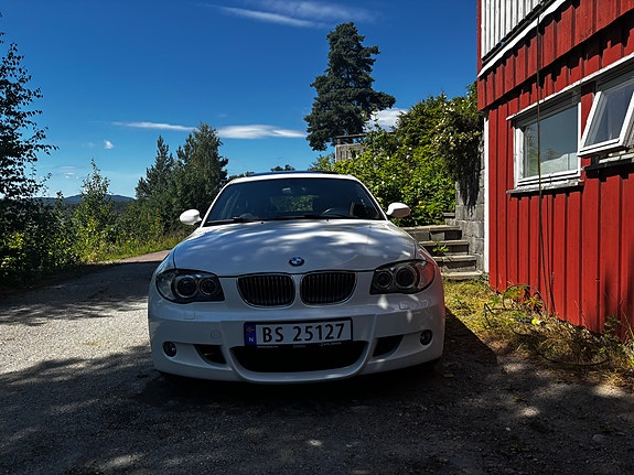 BMW 118d 2 of 5