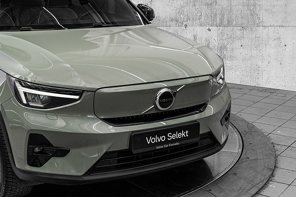 Volvo XC40 2 of 5