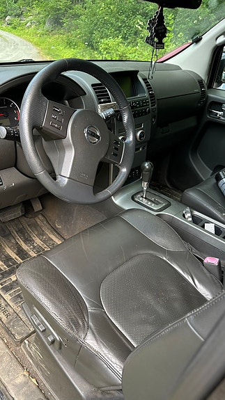 Nissan Pathfinder 2 of 4