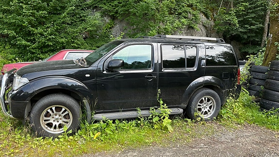 Nissan Pathfinder 3 of 4