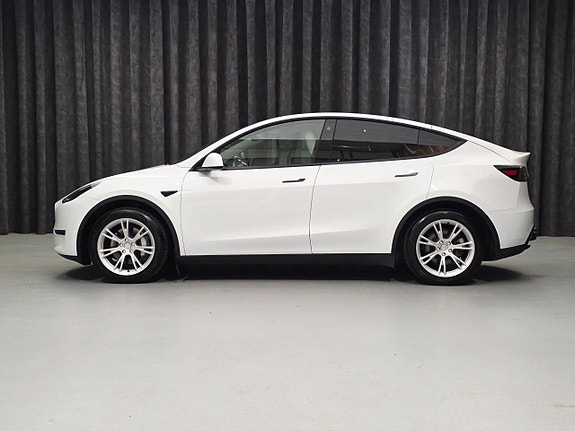 Tesla Model Y 4 of 5