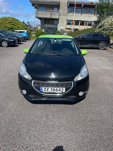 Peugeot 208 2 of 5