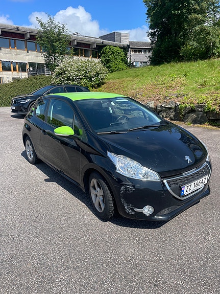 Peugeot 208 3 of 5