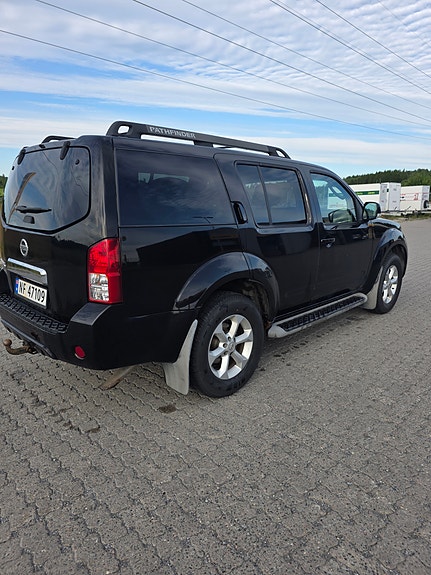Nissan Pathfinder 4 of 5
