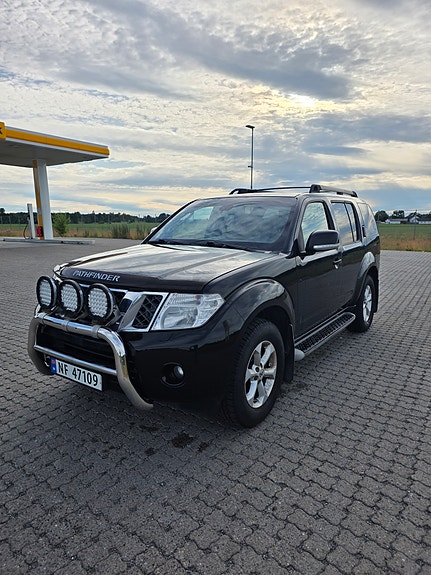 Nissan Pathfinder 3 of 5