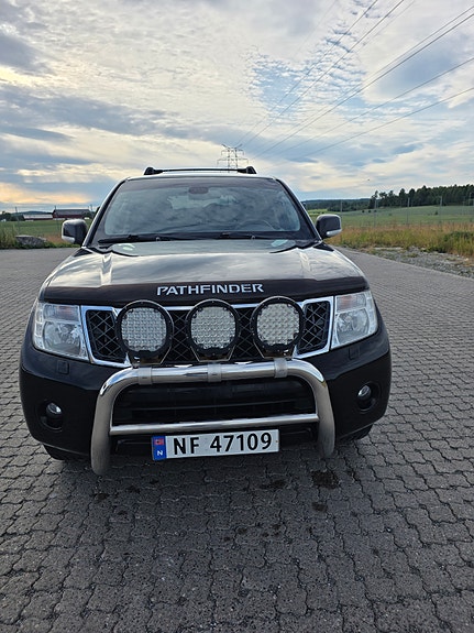 Nissan Pathfinder 2 of 5