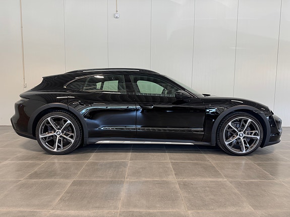 Porsche Taycan Cross Turismo 2 of 5
